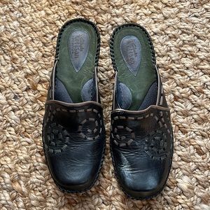 Excellent condition Clark’s Artisan Collection clogs 7 1/2